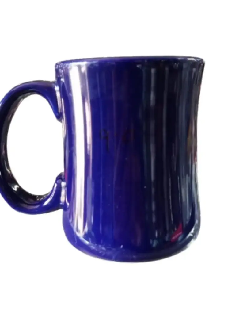 TAZA DE LOZA AZUL COBALTO VIDRIADO DISEÑO CHARTEL