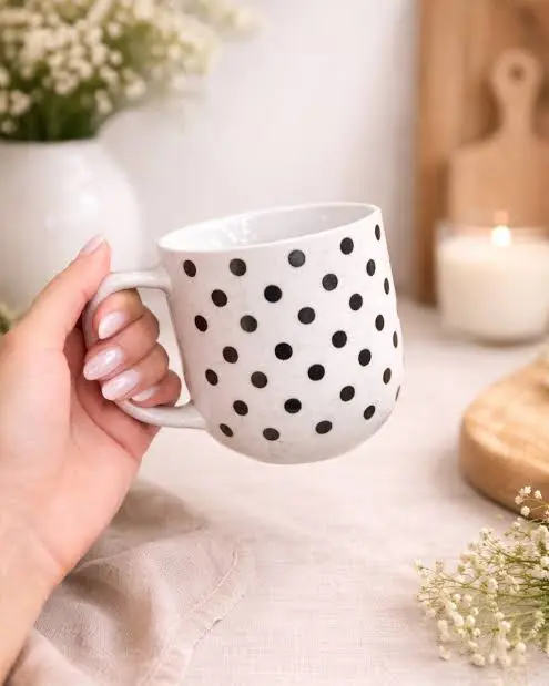 TAZA DE LOZA MEDIANA DISEÑO CON PUNTOS DORADOS (DOC.55)